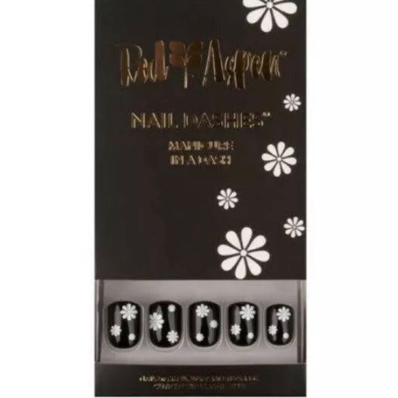 Red Aspen Other - Red Aspen Ellen's Mod Daisy Dress Reusable Nail Dashes 30 Press On Shiny Square